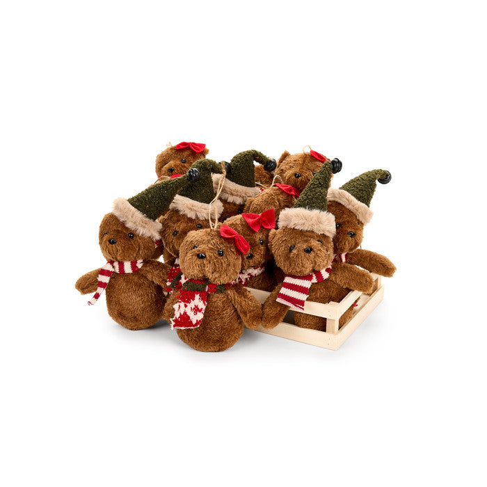 Orsetto peluche Natale "Bear Wonderland" è un accattivante orsetto in miniatura, realizzato in morbido poliestere e cotone, perfetto per abbellire ogni angolo della tua casa durante le festività natalizie. Regala un tocco di dolcezza. Dimensioni singolo orsetto: 11x7x14 In negozio e online su tuttochic.it