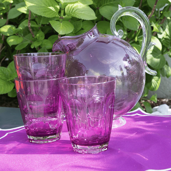 Set 6 bicchieri acqua in acrilico di colore viola trasparente della delicata collezione Aqua. Le perfette linee classiche trovano spazio ed espressione in oggetti capaci di coniugare la seduzione di un design raffinato. Dimensioni: Ø 9.5 cm, H 12 cm Lavabile in lavastoviglie. In negozio e online su tuttochic.it