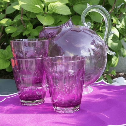 Set 6 bicchieri acqua in acrilico di colore viola trasparente della delicata collezione Aqua. Le perfette linee classiche trovano spazio ed espressione in oggetti capaci di coniugare la seduzione di un design raffinato. Dimensioni: Ø 9.5 cm, H 12 cm Lavabile in lavastoviglie. In negozio e online su tuttochic.it