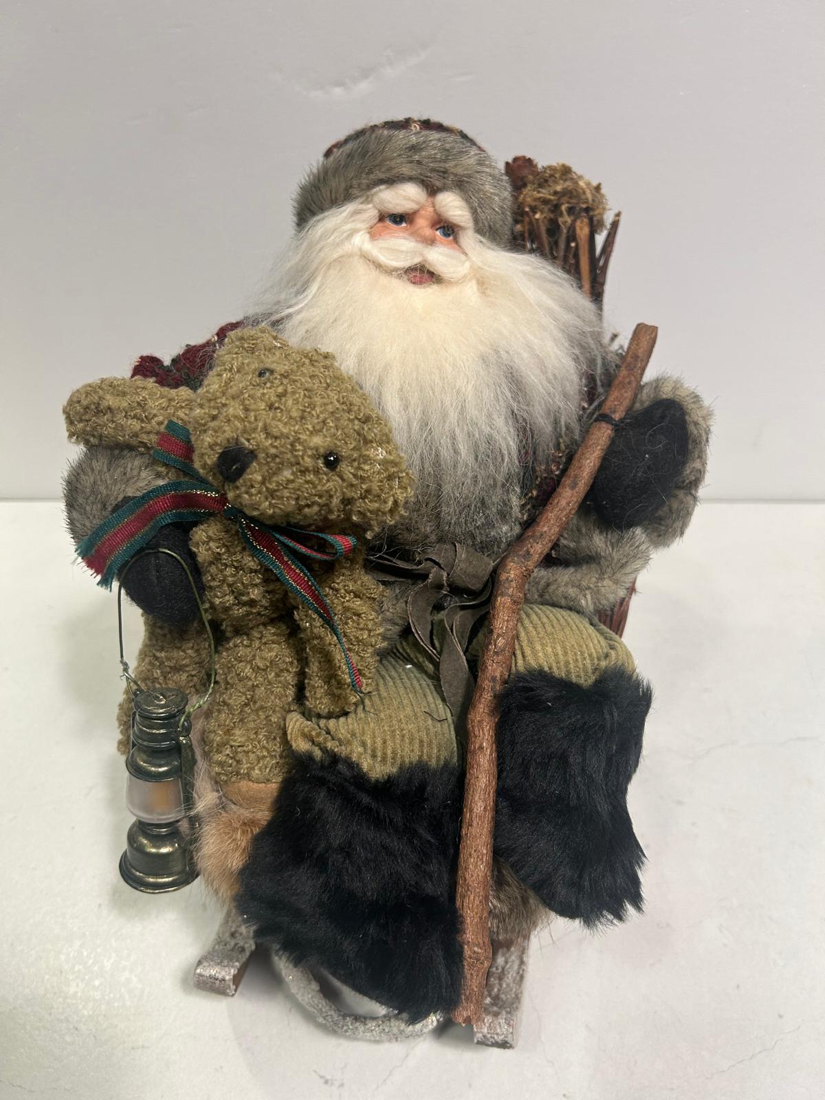 Babbo Natale su slitta con orsacchiotto e lanterna