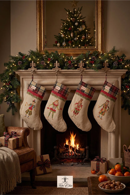 Calza di Natale in cotone, risvolto e retro in tessuto tartan scozzese, collezione Vintage Toys Nuvole di Stoffa, Tutto Chic.