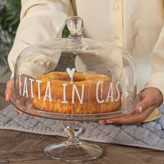 Alzata e campana in vetro con decoro "Fatta In Casa"per dolci e torte da 30 cm di diametro! Perfetta per presentare torte, biscotti, muffin, cupcake, ma anche frutta e antipasti salati. Realizzata in vetro soffiato. Dimensioni: alzata cm Ø 30 x 8,5 h, campana cm Ø 28,5 x 14,5 h. In negozio e online su tuttochic.it