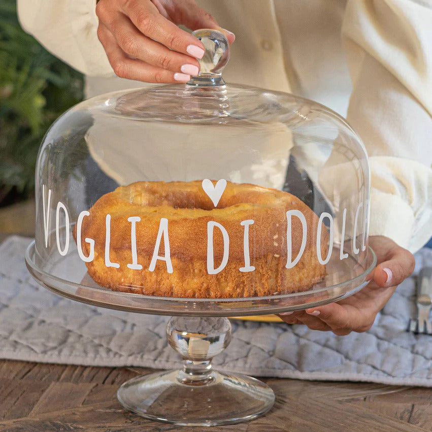 Alzata e campana in vetro con decoro "Voglia di dolce" per dolci e torte da 30 cm di diametro! Perfetta per presentare torte, biscotti, muffin, cupcake, ma anche frutta e antipasti salati. Realizzata in vetro soffiato. Dimensioni: alzata cm Ø 30 x 8,5 h, campana cm Ø 28,5 x 14,5 h. In negozio e online su tuttochic.it