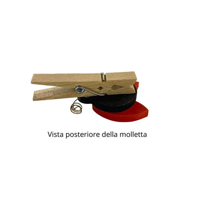Vista laterale della molletta chiudibusta in legno naturale con molla metallica e corpo decorato della coccinella di Legnomagia.