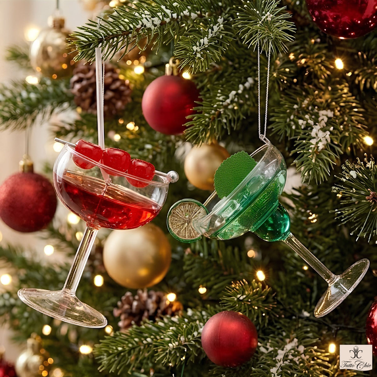 Rendi il tuo albero di Natale ancora più festoso con l'Addobbo Cocktail! Realizzata con una coppa in vetro trasparente e decorata con elementi in plastica colorata, questa bellissima decorazione aggiungerà un tocco di allegria al tuo albero. Dimensioni: cm 8,5 x h 11. In negozio e online su tuttochic.it