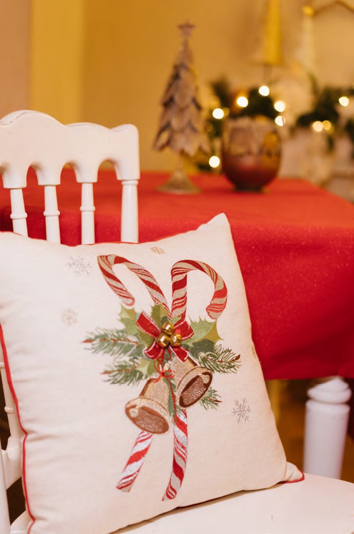 Cuscino natalizio 45x45 cm panna con ricamo di bastoncini di zucchero, fiocco rosso e campanellini dorati, collezione Christmas is Coming Nuvole di Stoffa, Tutto Chic.