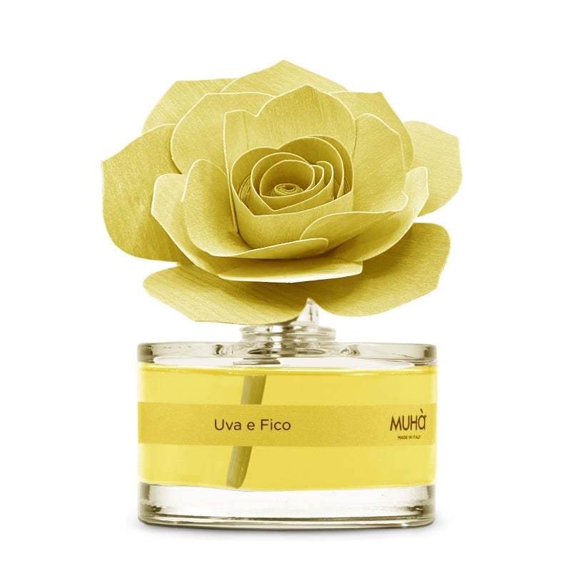 Una raffinata confezione in bottiglia di vetro, con diffusore a forma di rosa in legno di betulla naturale realizzato a mano. Info sulla fragranza UVA E FICO  Fragranza fruttata con intense note d'uva e fico, accompagnate da delicati profumi di rosa, fiori d'arancio, mela e pera. In negozio e online su tuttochic.it