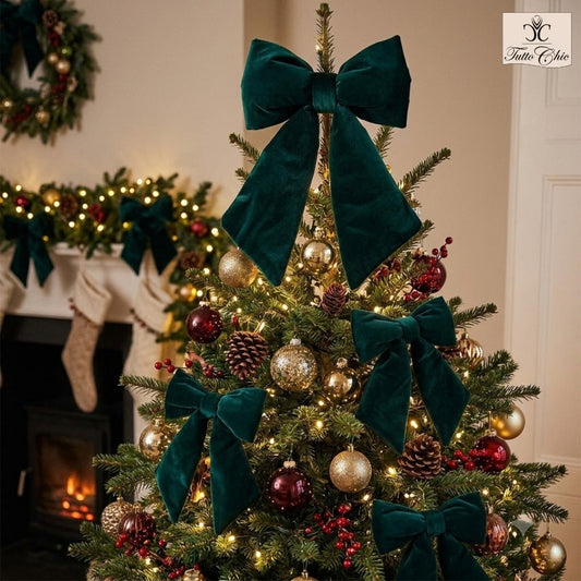 Fiocco in velluto medio di colore verde scuro. Ideale anche come puntale per albero o decorare una ghirlanda. Dimensione: cm 22 x 26 h. In negozio e online su tuttochic.it