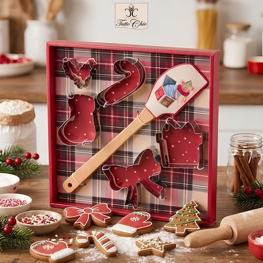 Set da pasticceria natalizia Nuvole di Stoffa collezione Vintage Toys, spatola in silicone con orsetto e 5 stampini tagliabiscotti rossi in acciaio, confezione regalo tartan, Tutto Chic.