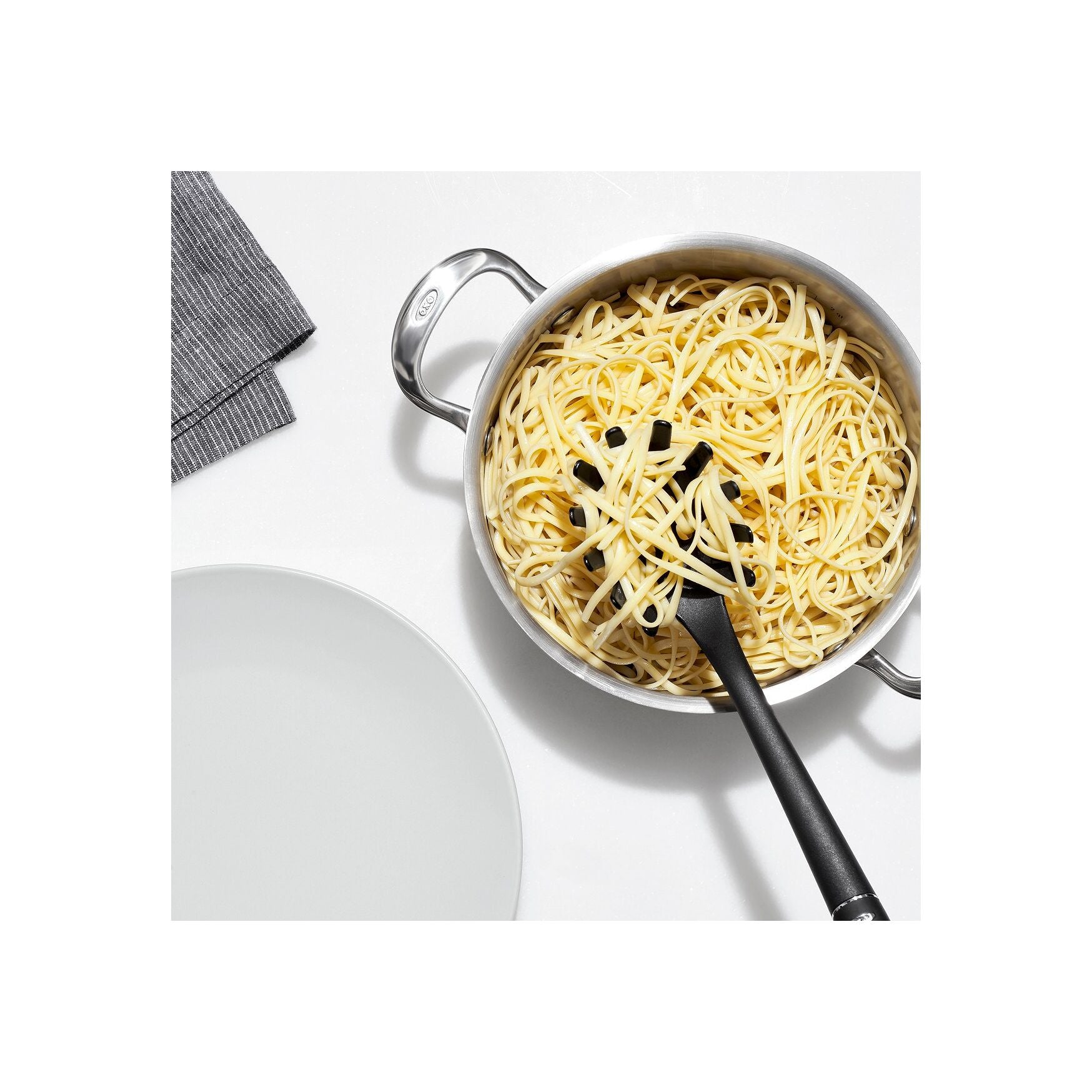 Il mestolo spaghetti di Oxo solleva, porziona e serve spaghetti, linguine e pasta capelli d'angelo con facilità. Gli utensili in nylon di Oxo sono funzionali, resistente al calore fino a 232 °C e non graffiano le pentole antiaderenti. Dimensioni: 2,5 x 6,5 x 33 cm. In negozio e online su tuttochic.it