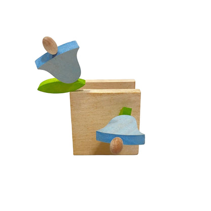 Portatovaglioli compatto in legno d'acero massello con pendenti decorativi azzurri a forma di fiore modello Giardino di Legnomagia.