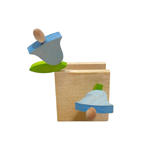 Portatovaglioli compatto in legno d'acero massello con pendenti decorativi azzurri a forma di fiore modello Giardino di Legnomagia.