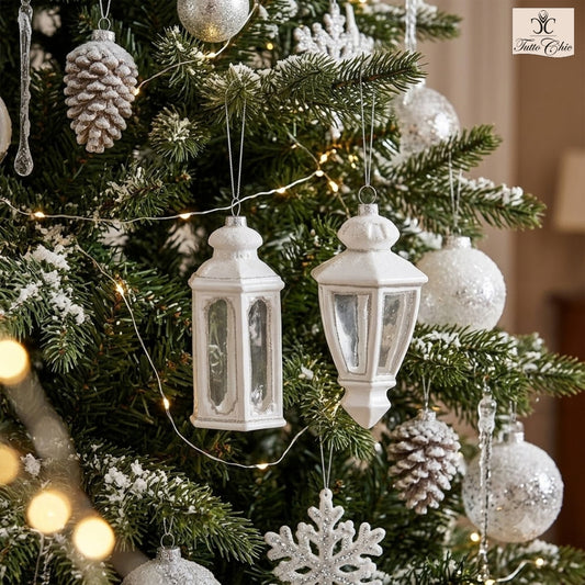Decoro natalizio a forma di lanterna in vetro di colore bianco 2 modelli assortiti cm 15. In negozio e online su tuttochic.it