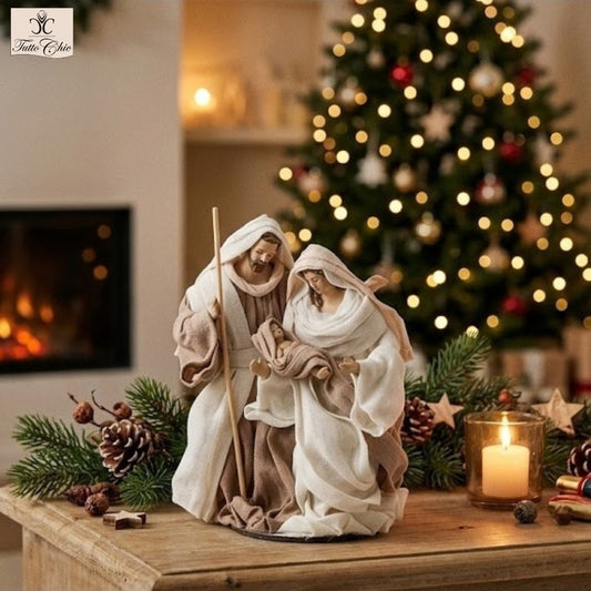 Statuina della Sacra Famiglia Natività Lord firmata EDG Enzo De Gasperi, altezza 17 cm, con dettagli del viso finemente dipinti e vesti in vero tessuto modellato color nocciola e avorio.