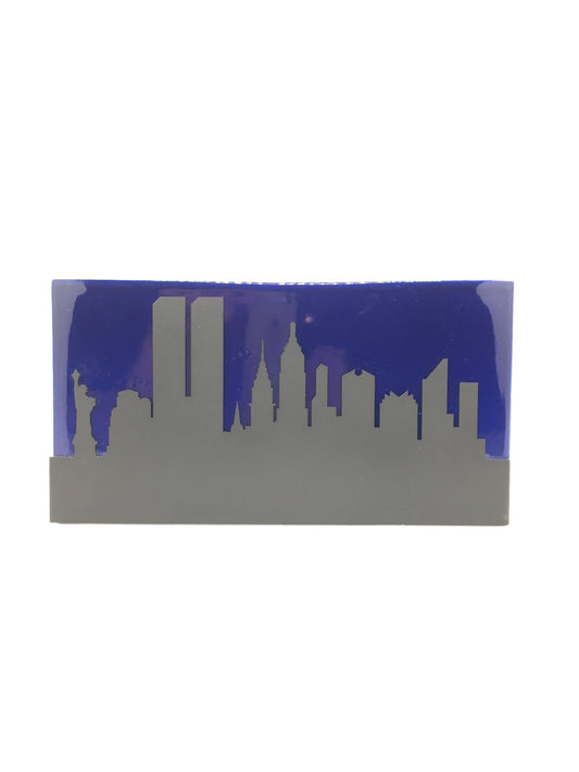 Umidificatore rettangolare in porcellana  con applicazione in metallo di colore antracite raffigurante lo sky line di New York realizzato in collaborazione con l'azienda toscana Arti & Mestieri. Dimensioni : H cm 16, L 30,5 cm, P 3,4 cm, corredato di gancio in metallo per appenderlo. In negozio e online su tuttochic.it