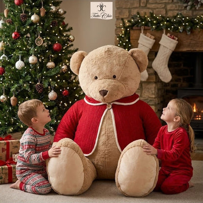 Orso di peluche gigante della collezione Vintage Toys di Nuvole di Stoffa, alto 100 cm, colore nocciola con giacca rossa in maglia e bottone in legno.