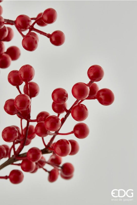 Questo ramo artificiale è decorato con splendide bacche rosse e ha una altezza di 100 cm. Si tratta di un prodotto ideale per abbellire ambienti interni ed esterni. Con questo ramo, potrai portare un tocco di natura e colore nella tua casa. Materiale: plastica. In negozio e online su tuttochic.it