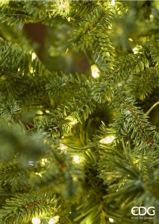 Primo piano dei rami in PE Real Touch dell'albero di Natale Pino Lucciole di EDG Enzo De Gasperi che mostra i micro Rice LED integrati ad alta luminosità.