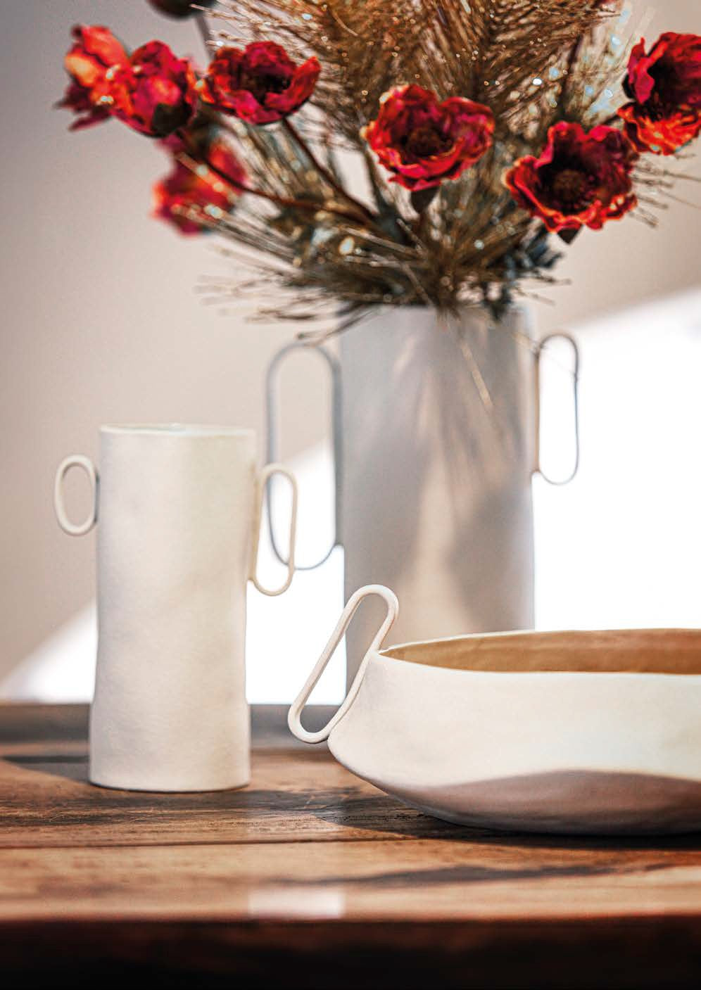 Esibisci la tua eleganza con il Vaso basso "PORTAMI". Realizzato in gres porcellanato di colore beige chiaro, questo vaso aggiungerà un tocco di classe alla tua casa. Perfetto per esporre le tue piante o come oggetto decorativo. Resistente all'acqua Dimensioni: 32 x 31 x 11 h cm. In negozio e online su tuttochic.it