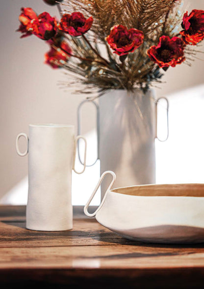 Esibisci la tua eleganza con il Vaso basso "PORTAMI". Realizzato in gres porcellanato di colore beige chiaro, questo vaso aggiungerà un tocco di classe alla tua casa. Perfetto per esporre le tue piante o come oggetto decorativo. Resistente all'acqua Dimensioni: cm 20 x 12 x 27 h. In negozio e online su tuttochic.it