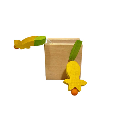 Portatovaglioli compatto in legno d'acero massello con pendenti decorativi a forma di mughetto modello Mughetto di Legnomagia.
