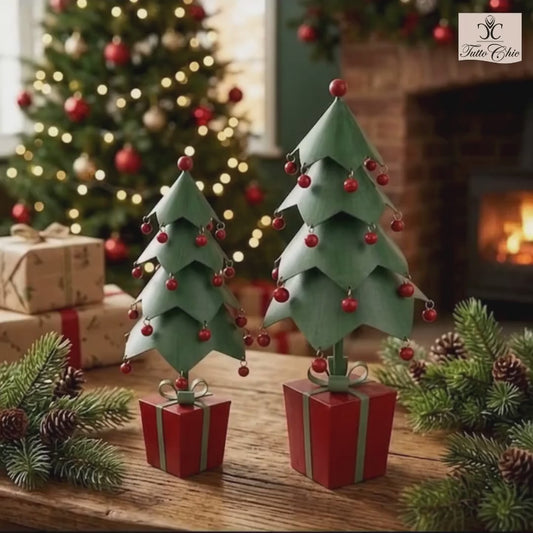 Set di due alberi di Natale stilizzati in metallo verde con base a forma di pacco regalo rosso e palline pendenti, collezione Vintage Toys Nuvole di Stoffa, Tutto Chic.
