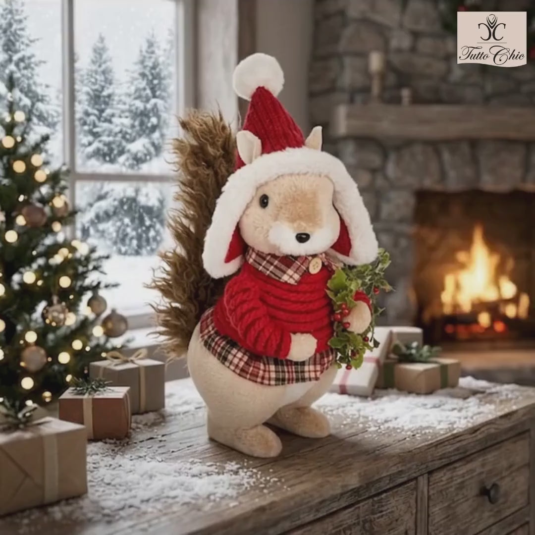 Porta il Natale nella tua casa con questo adorabile scoiattolo in peluche. Realizzato in morbido poliestere e cotone, è perfetto per decorare il tuo albero o come regalo per chi ami. Dimensioni: con cappuccio cm 20 x 20 x h 37 -  In negozio e online su tuttochic.it