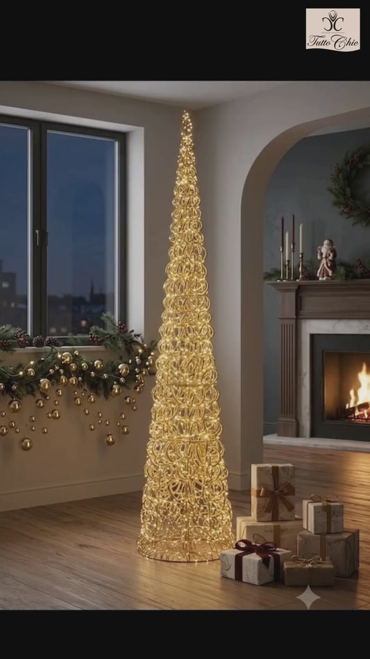 Grande albero di Natale luminoso a cono Curly di EDG Enzo De Gasperi, altezza 210 cm con 2400 MicroLED caldi e Flash, scultura conica dorata minimal per interni ed esterni protetti luxury.