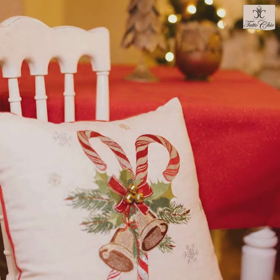 Cuscino natalizio 45x45 cm panna con ricamo di bastoncini di zucchero, fiocco rosso e campanellini dorati, collezione Christmas is Coming Nuvole di Stoffa, Tutto Chic.