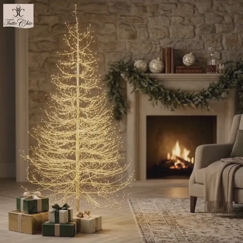 Albero Faggio Rich, alto 150 cm, è realizzato in metallo color oro con una raffinata forma conico-piramidale con 1440 luci LED