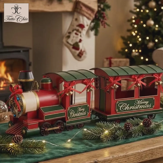 Set natalizio da 2 pezzi con locomotiva e carrozza vagone  in metallo rosso e verde con scritta Merry Christmas, fiocchi e ghirlanda, di Nuvole di Stoffa.