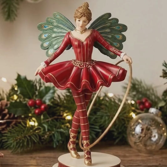 Statuina natalizia decorativa in resina a forma di ballerina circense con tutù rosso e oro, grandi ali effetto piume di pavone, mentre posa con un hula hoop dorato su una base circolare, altezza 25,6 cm, collezione Velvet Luxury Nuvole di Stoffa, Tutto Chic.