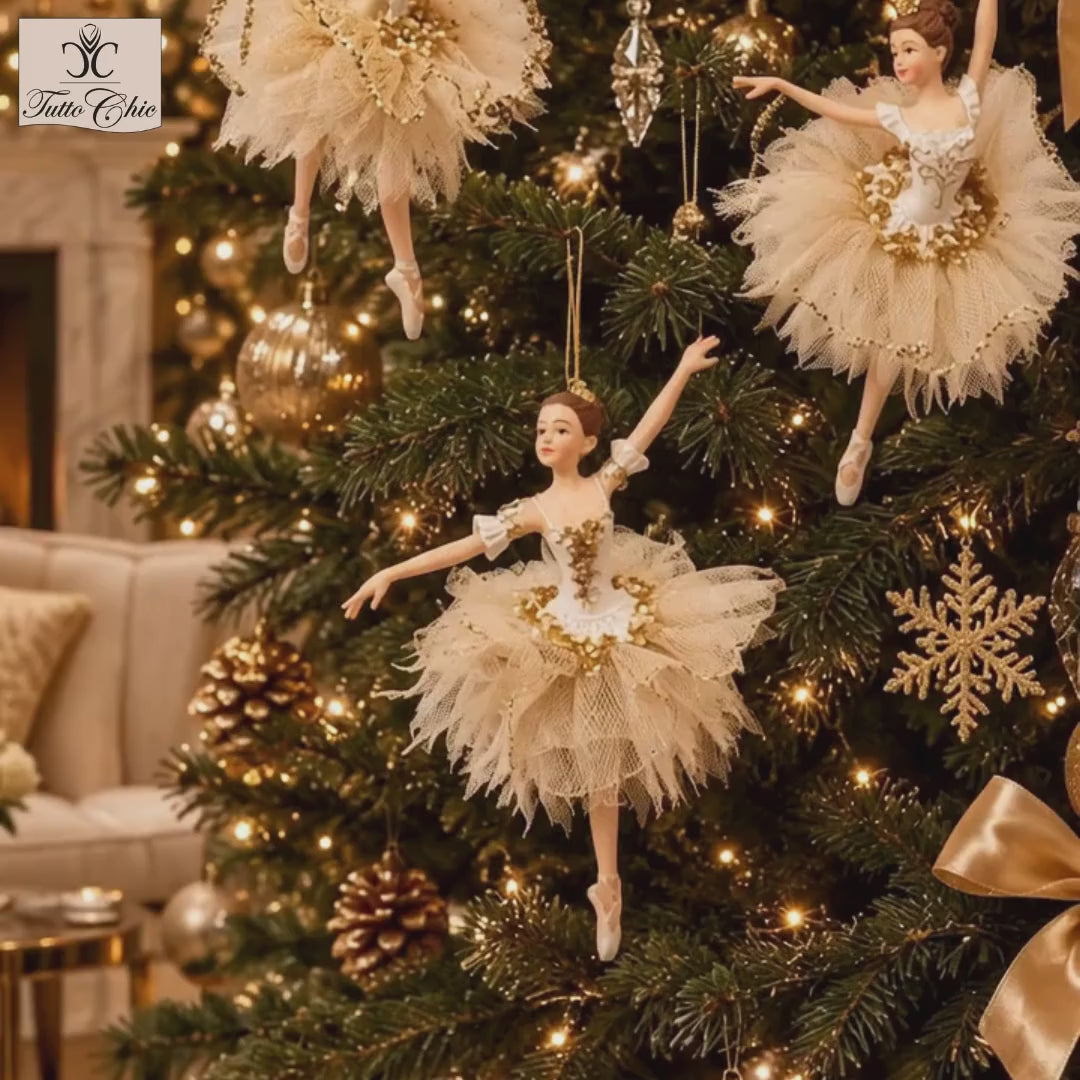 Trittico di statuine natalizie sospese raffiguranti ballerine classiche firmate EDG Enzo De Gasperi, alte 17 cm, realizzate in poliresina con tutù in tulle champagne e finiture glitter oro.