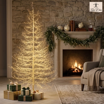 Albero Faggio Rich, alto 150 cm, è realizzato in metallo color oro con una raffinata forma conico-piramidale con 1440 luci LED