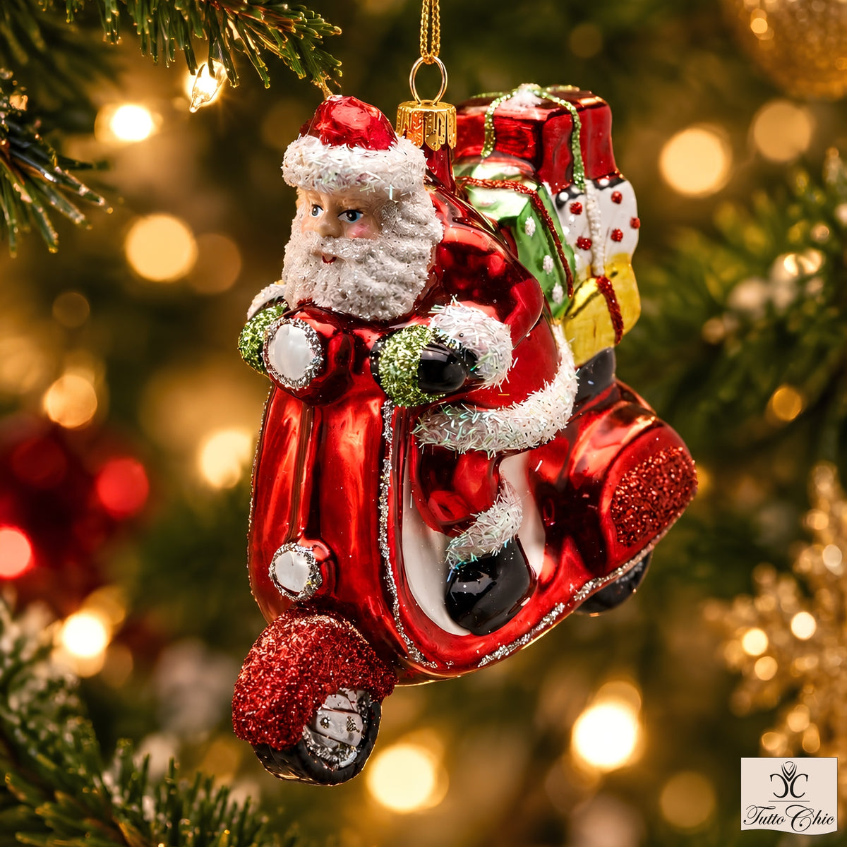 Addobbo Babbo Natale su scooter realizzato in vetro di colore rosso. Dimensioni: cm 10 x 6 x h 10. In negozio e online su tuttochic.it