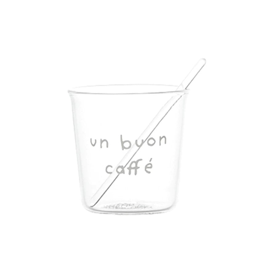 Goditi il tuo espresso con stile e un pizzico di ironia con il set di 4 bicchierini espresso "Pausa Caffè". Realizzati in resistente vetro borosilicato con decoro "un buon caffè" in nero. Lavabili in lavastoviglie. Dimensioni: Ø 5.8 cm x h 6 cm - palettina in vetro inclusa.  In negozio e online su tuttochic.it