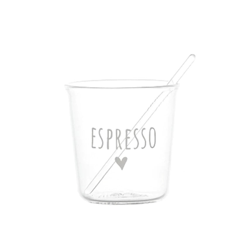 Goditi il tuo espresso con stile e un pizzico di ironia con il set di 4 bicchierini espresso "ESPRESSO". Realizzati in resistente vetro borosilicato con decoro "Pausa Caffè" in nero. Lavabili in lavastoviglie. Dimensioni: Ø 5.8 cm x h 6 cm - palettina in vetro inclusa.  In negozio e online su tuttochic.it