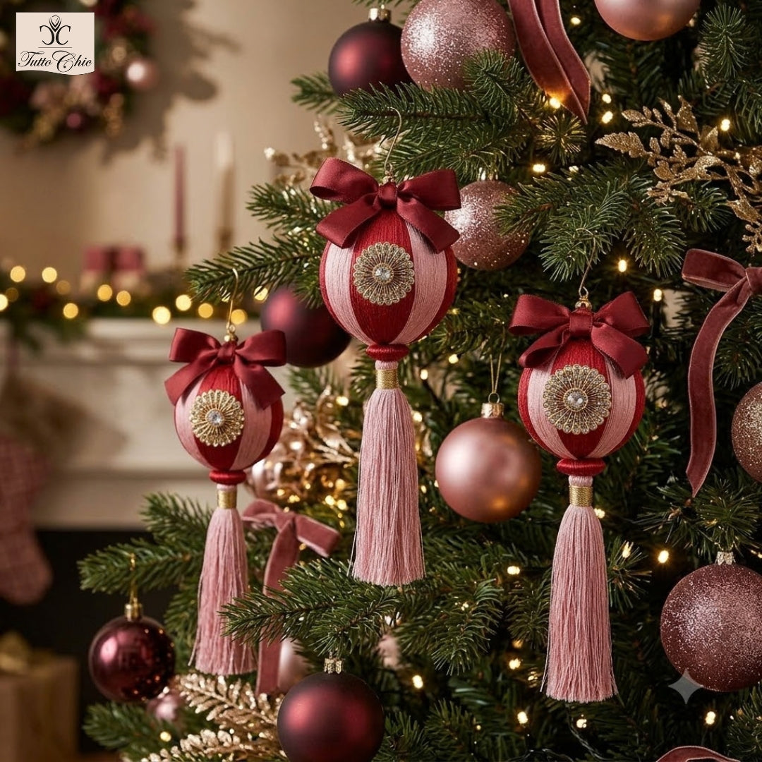 Decoro palla in tessuto decorato a spicchi rosa e rosso con spilla e nappa. Dimensioni: ø 10, h 28. In negozio e online su tuttochic.it
