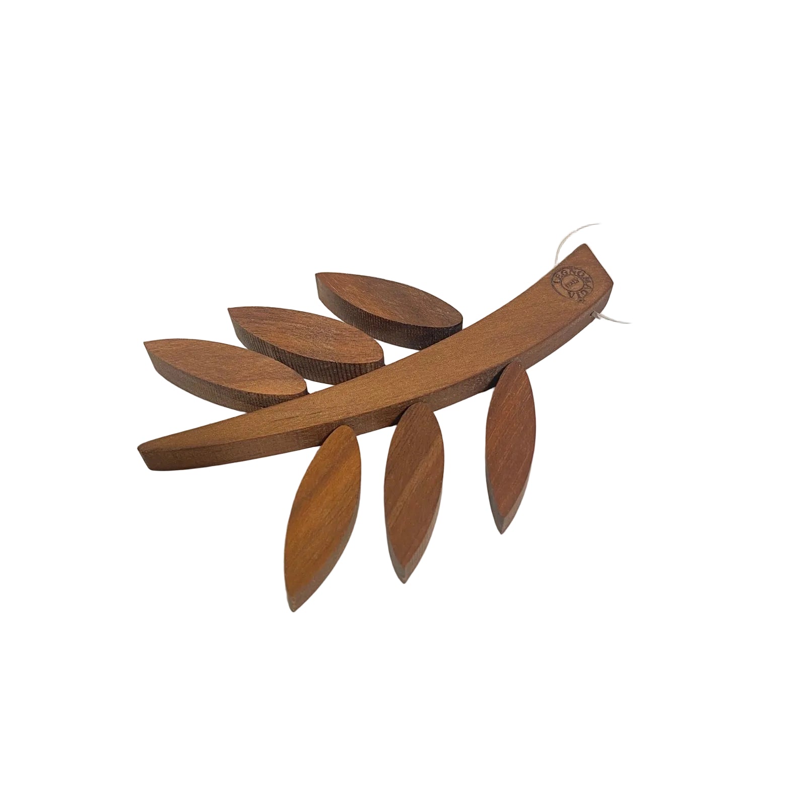 Sottopentola per moka in legno di noce massello sagomato a forma di ramo con foglioline e laccetto modello Rametto di Legnomagia.