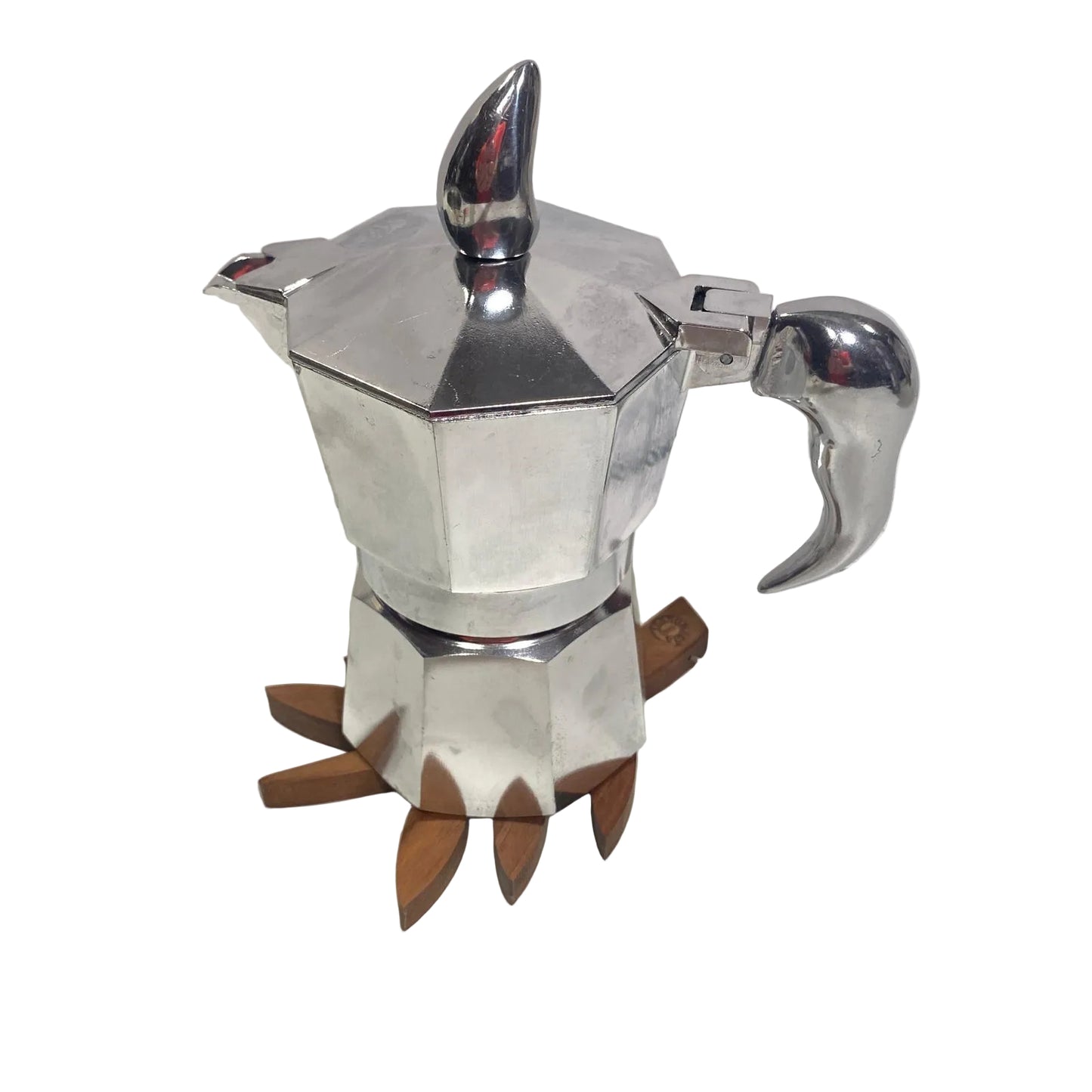 Caffettiera moka posizionata sopra il sottomoka in legno di noce massello a forma di ramo di Legnomagia.