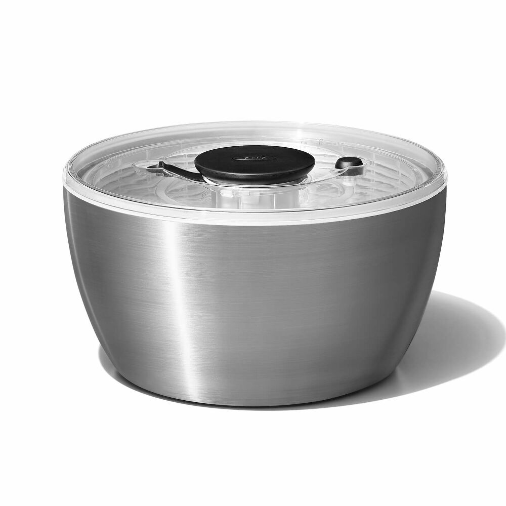 Centrifuga per insalata professionale OXO SteeL™ in acciaio inox con pomello a pressione e freno rapido.
