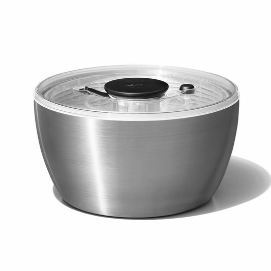 Centrifuga per insalata professionale OXO SteeL™ in acciaio inox con pomello a pressione e freno rapido.
