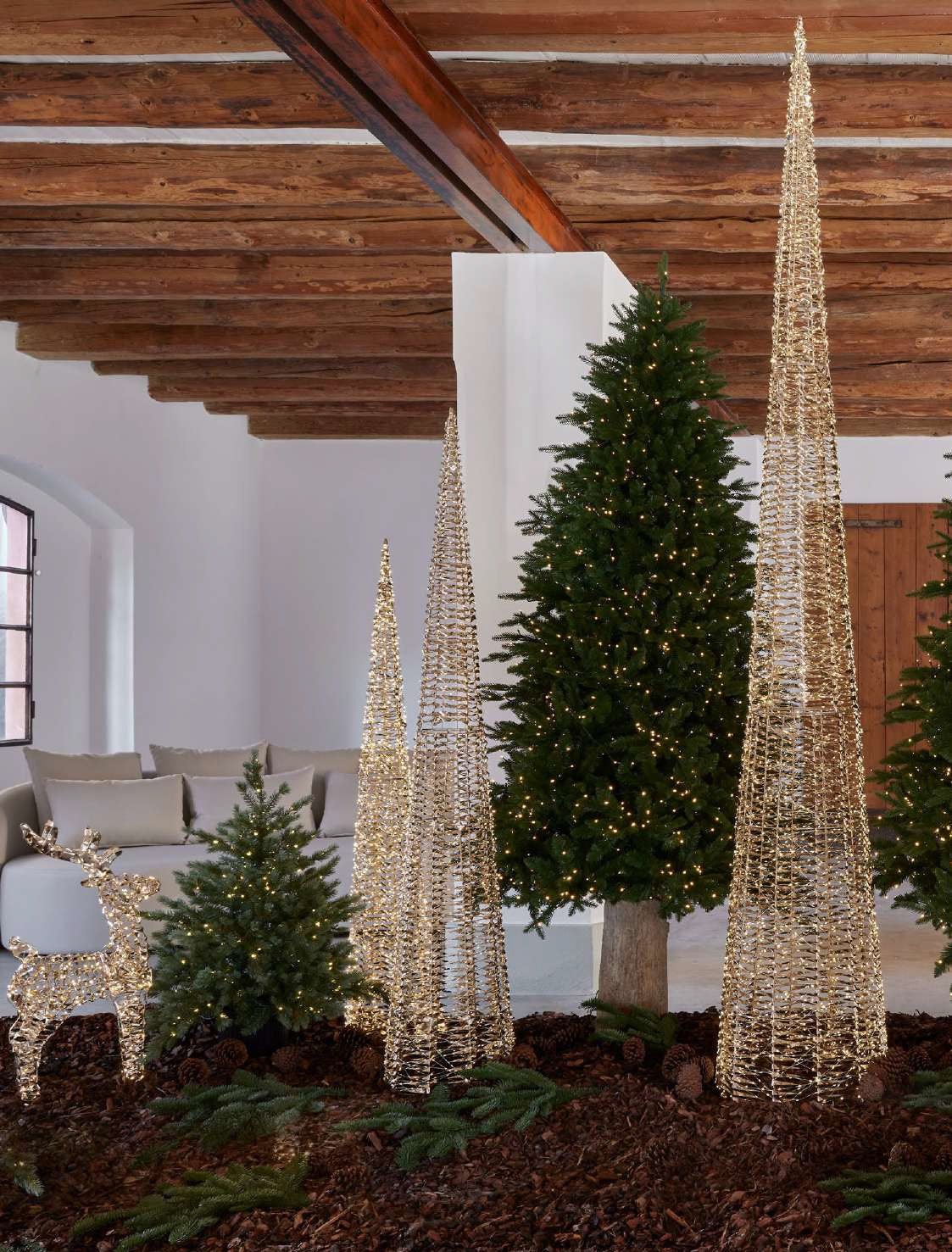 Albero di Natale a forma di cono in metallo di colore oro con 1800 microled, alto cm 180 e largo cm 34. Uso interno ed esterno (non direttamente alle intemperie)Input/alimentazione: 220 V AC. Output/potenza 24V 6WGrado protezione IP44 Lunghezza cavo 5 metri Luci fisse con Timer. In negozio e online su tuttochic.it