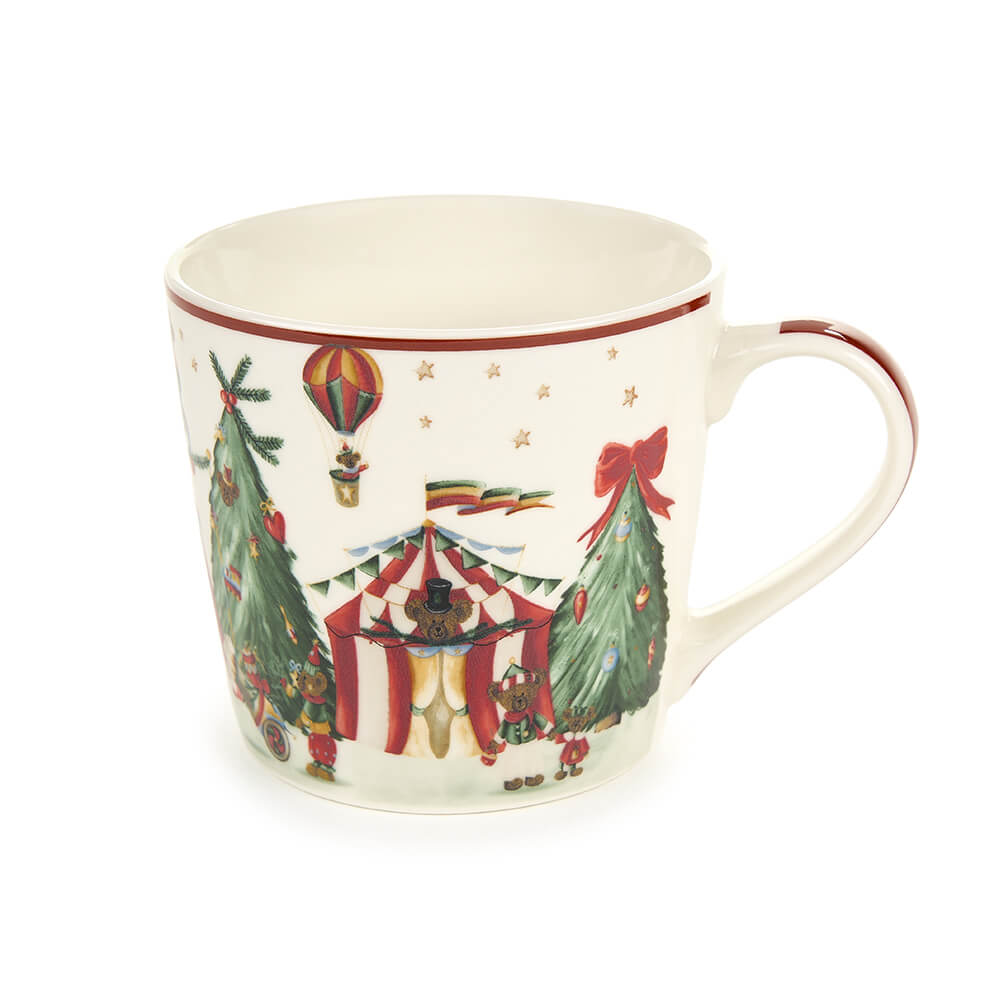 Questa Tazza Mug oltre a arricchire la collezione "Bear Wonderland" è un'elegante tazza realizzata in porcellana, decorata con motivi natalizi che evocano il calore e la magia delle festività. Disponibile in 2 decori diversi. Dimensioni e capacità: 9.7x7.6x9.1 cm - 400 ml. In negozio e online su tuttochic.it