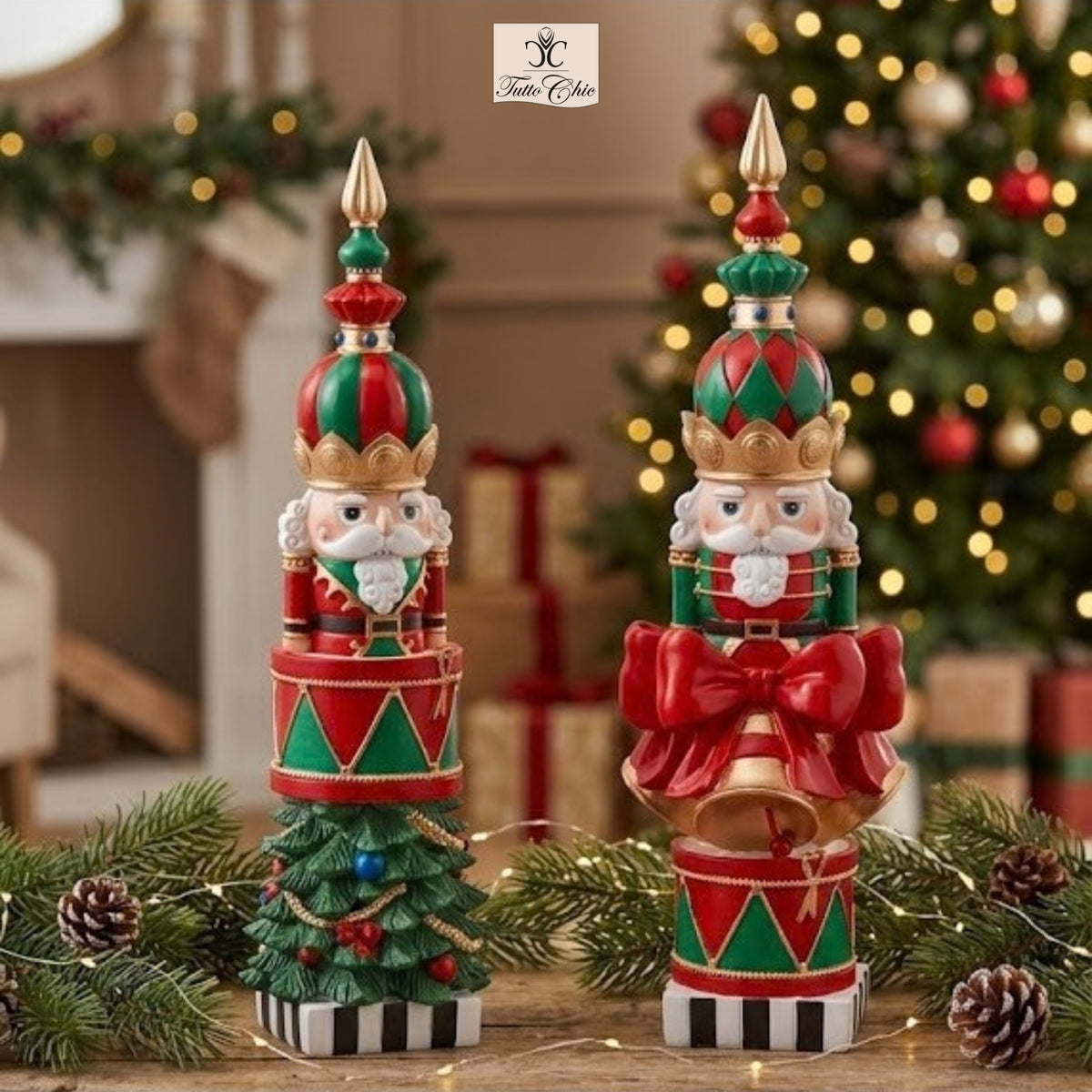 Soprammobile in resina decorata raffigurante un soldatino Schiaccianoci su albero e tamburo. Dimensioni: cm 9 x 9 x 34 h. In negozio e online su tuttochic.it