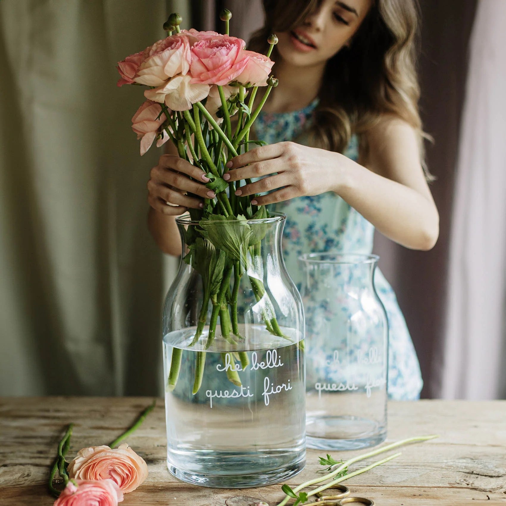 Vaso portafiori alto in vetro Simple Day con scritta bianca "Che belli questi fiori", diametro 19 cm.
