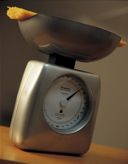 Bilancia da cucina in stile anni 50 in fusione d'alluminio e contenitore in termoformato. Design: Waro 1998 Dimensioni: cm 22  x 11,5 x 25 h 
