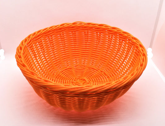 Cestino tondo in filo di plastica intrecciato di colore arancione. Lavabile anche in lavastoviglie Dimensioni: diametro cm 23 x 10 h. In negozio e online su tuttochic.it