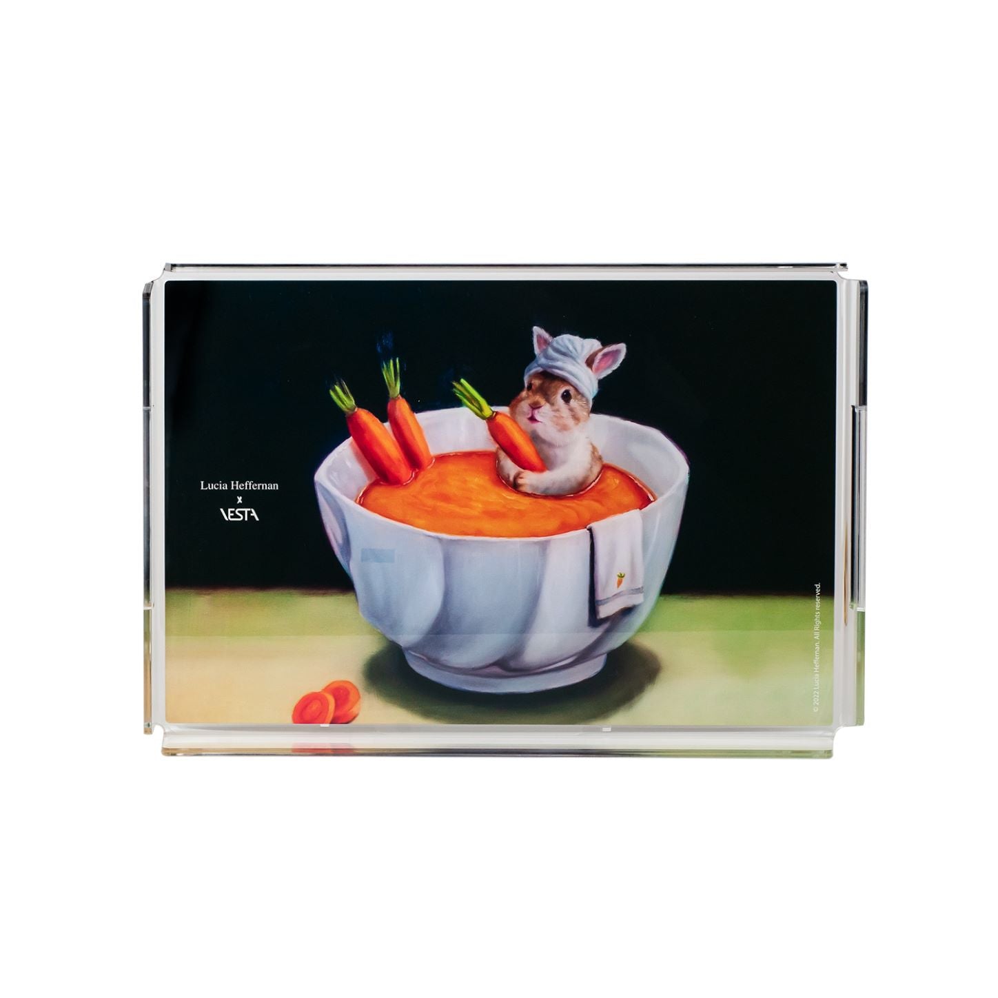 Vassoio in cristallo acrilico con decorazione retrospampata " Carrot Spa" Dimensioni: cm 32 x 22 x 3,5 h, spessore 5 mm. In negozio e online su tuttochic.it