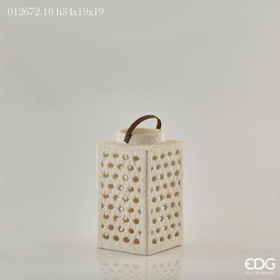 Lanterna quadrata in resina bianca effetto corallo. Dimensioni: cm 18,5 x 18,5 x 34 h. In negozio e online su tuttochic.it